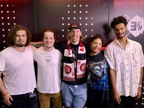 Tape Toy heeft geen tijd voor vakantie, maar zangeres Roos mag met Sander mee op familieweekend!