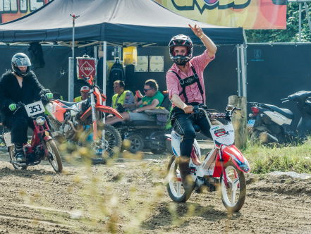 Help! Van wie mag Wijnand een brommer lenen voor op de Zwarte Cross?