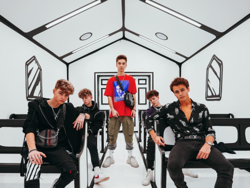 DE BAND WHY DON'T WE MAAKT EEN HOOP LOS BIJ DE FANS EN ZO OOK BIJ JESSIE!