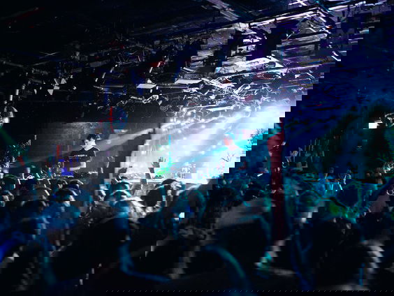 Leer hoe jij de dirigent van de dansvloer word met de DJ-cursus van de EKKO