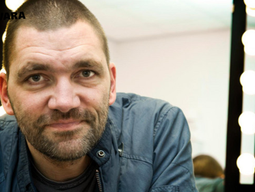 Theo Maassen is buiten grappig nu ook een echte regisseur