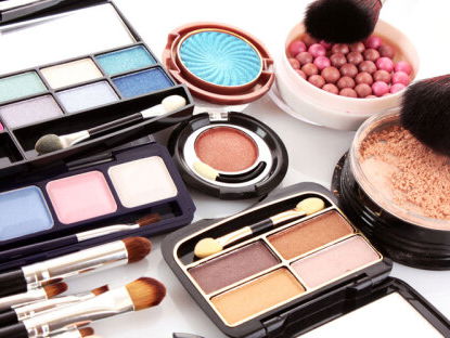 SOPHIE KRIJGT EEN MAKE-OVER IN DE STUDIO