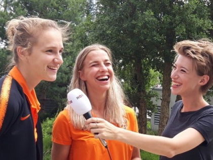 Nederland is door naar de halve finale van het WK! Vera belt met Rivkah op het Veld in Frankrijk