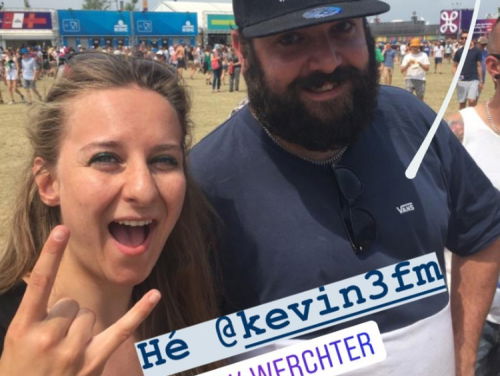 Jorien gaat gewapend met een waterpistool het terrein van Rock Werchter over