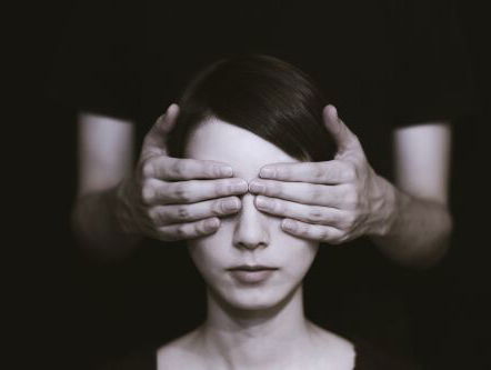 In gesprek met Roos, zij wordt blind en doof en is te zien in de documentaire ‘Voor het donker wordt’