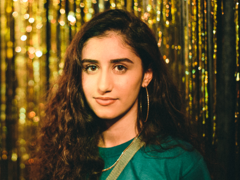 Naaz over het leven op tour met popster Hayley Kiyoko