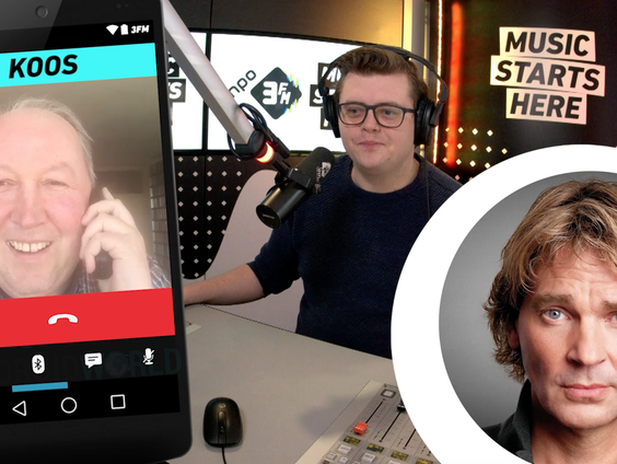 Matthijs van Nieuwkerk verrast vaste publieksganger Koos met een boodschap!