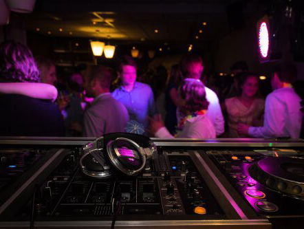 Wat matst die jongen toch met z'n weekend!