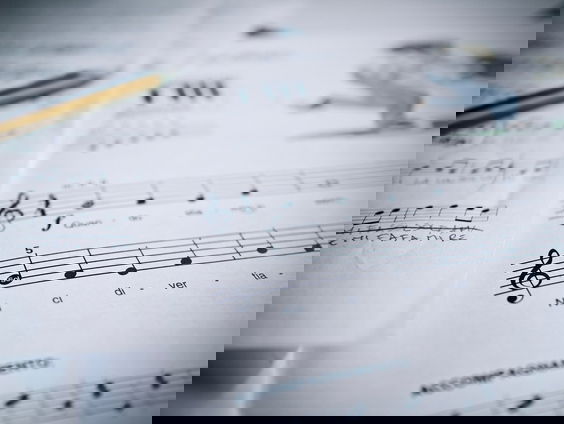 Jurrian van Dongen die samen met Het Klokhuis twee prijzen won voor de beste kinderliedjes van 2021