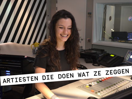 Als de zanger van TV On The Radio het zegt dan klapt de hele band gewoon mee!
