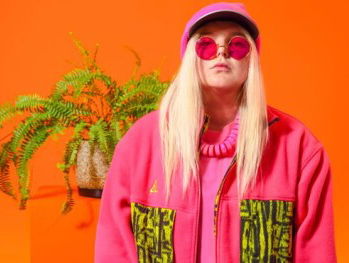 Tones And I vertelt over haar Paradiso show in het Vriendenteam