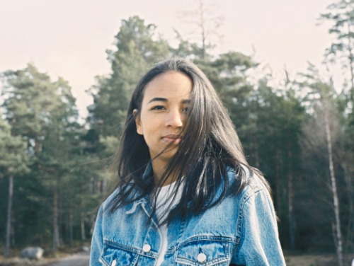 Zweedse singer songwriter Anna Leone probeert van haar podiumangst af te komen