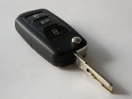 LIVE: openbreken van een auto buiten de studio!