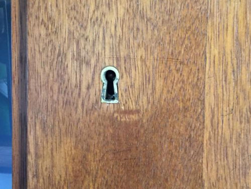 Wie Kent Iemand: wie kraakt het slot van Daniëlles antieke kastje?