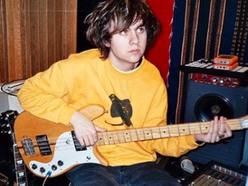 Elke steekt mensen neer op muziek van Rat Boy!