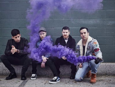 Francis gaat even helemaal terug naar het My Space tijdperk bij Fall Out Boy