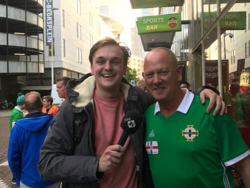 Hein-Jan peilt voetbalsfeer in Ierse Pub