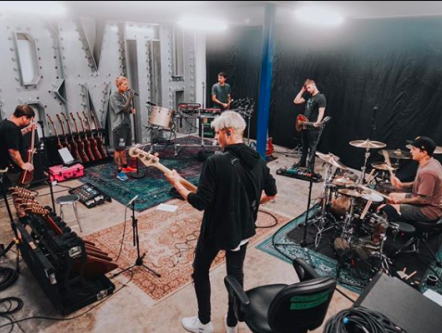 Door deze song krijgt Dennis een kijkje in de wereld van Bring me the Horizon