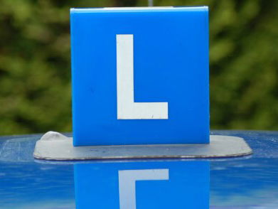 De rijinstructeur van Dennis sliep vaak tijdens de rijles