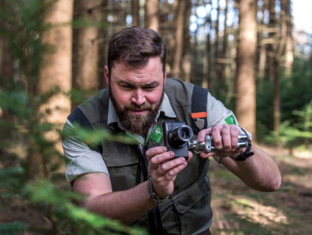 'Vijf Vragen Aan' Boswachter Tim: "Ik heb wel eens een weedplantage gevonden in het bos".