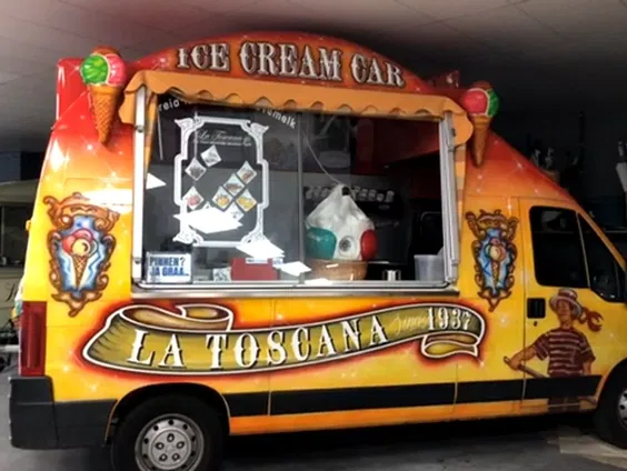 IJsmaker Giorgio Ferrari helpt Jan-Willem en Jeroen collecteren