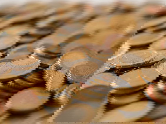 Peer Educator Deveney (27) helpt jongeren bewuster omgaan met hun geld