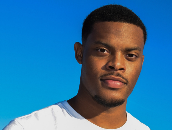 Ruskey maakt toffe muziek, maar je moet hem niet vragen om het zelf aan te kondigen!