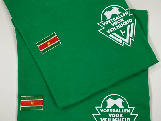 Amsterdamse Wally helpt Suriname met de verkoop van T-shirts
