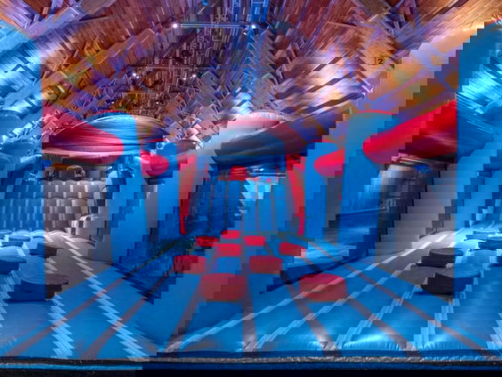 Shaquille bezoekt de grootste hindernisbaan van Europa