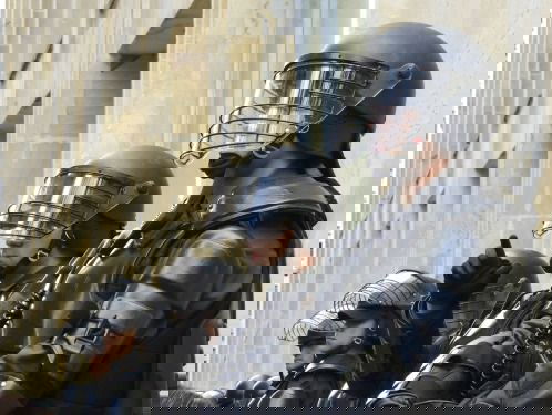 Zwaarbewapende politie Utrecht valt tien woningen binnen