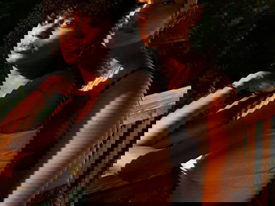 Adwoa en Comfort zijn het eerste lesbische stel in een lingerie reclame: "Het is belangrijk dat we worden ...