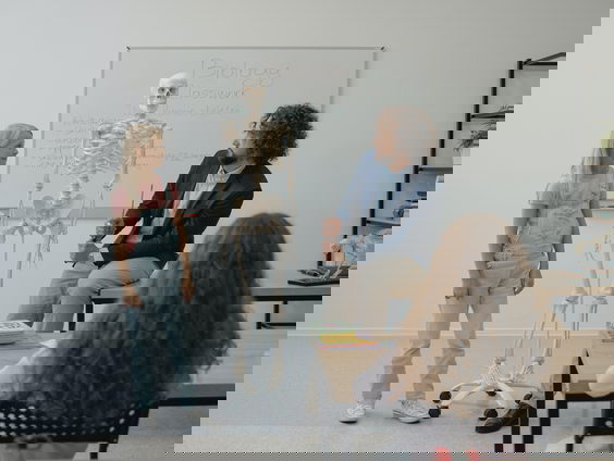 Langere schooldagen? Juf Naila is het er niet mee eens!