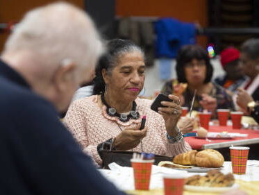 Hoogopgeleide senioren worden steeds ouder, laagopgeleiden niet