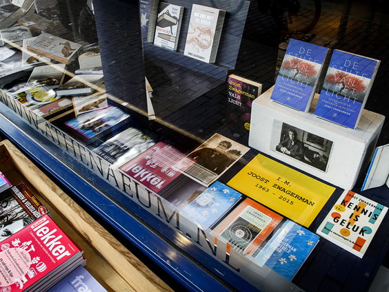 'Boekwinkels moeten weer open'