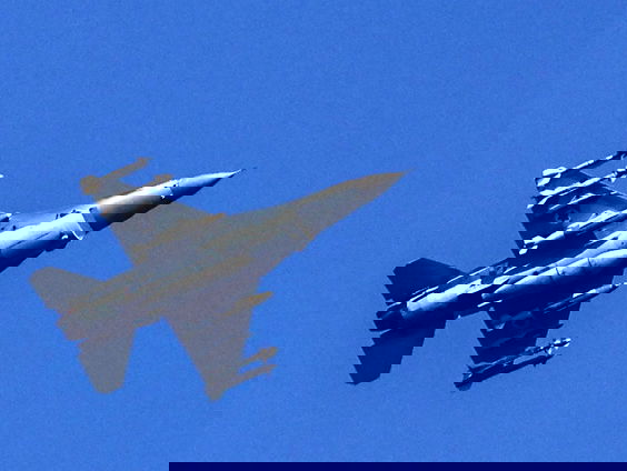 F16-vliegtuigen vliegen de Elfstedentocht