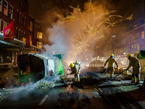 Rellen tijdens avondklok: een overzicht