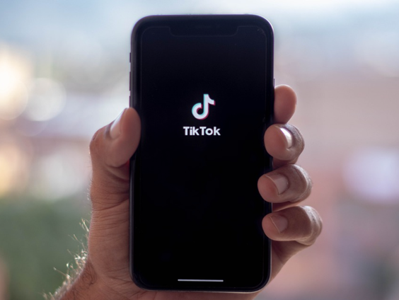 TikTok: hoe houd je het veilig voor jongeren?