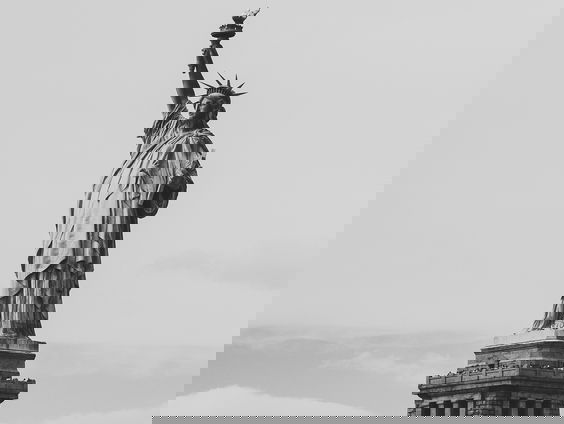 De Nieuws BV gaat op zoek naar nieuwe helden: Wie verdient er nou echt een standbeeld?