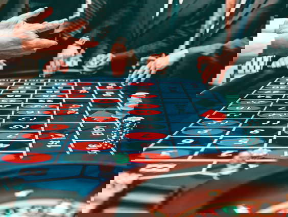 Steeds meer gokreclames op tv: "de politiek heeft steken laten vallen"