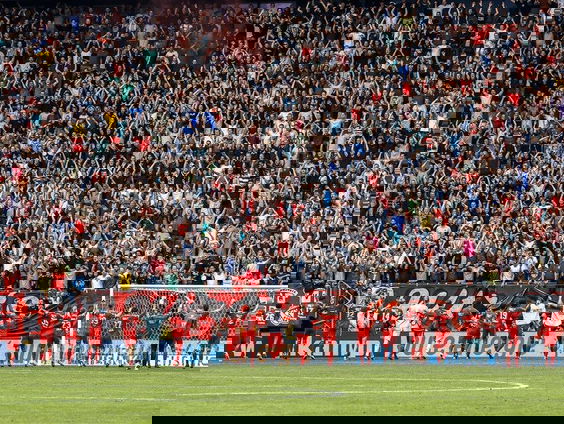 Stand.nl: Minister De Jonge moet ingrijpen zodat de coronamaatregelen in voetbalstadions wel worden nageleefd