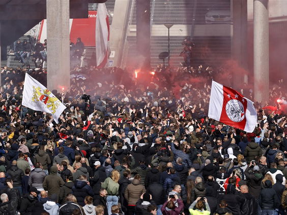 Stand.nl: Het kampioensfeest van Ajax was totaal misplaatst