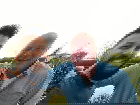 Ajax-supporter Lawrence de Munck is één van de gelukkigen: hij krijgt een stukje van de schaal