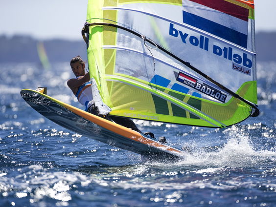 Windsurfers Badloe en De Geus surfen een Elfstedentocht om surfplank te testen