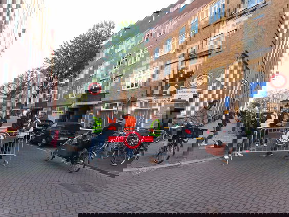 Wegafsluiting rondom basisscholen leidt tot mopperende ouders