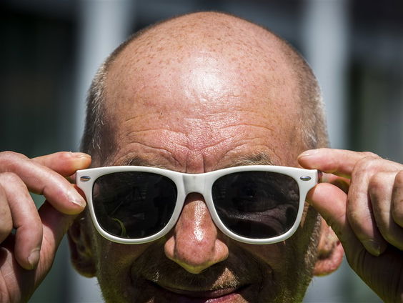 Het dragen van geen zonnebril is schadelijk!