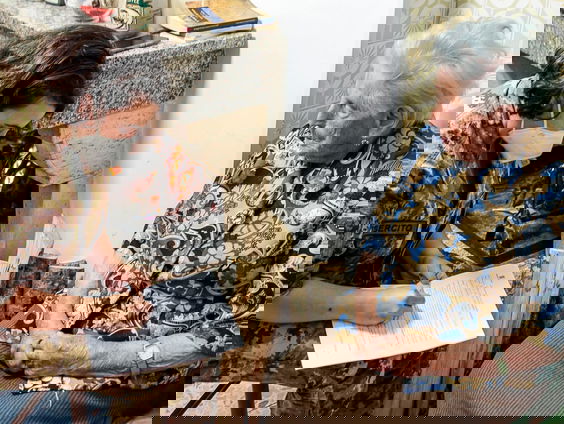 Huis aan huis prikken in de afgelegen dorpen van Umbrië