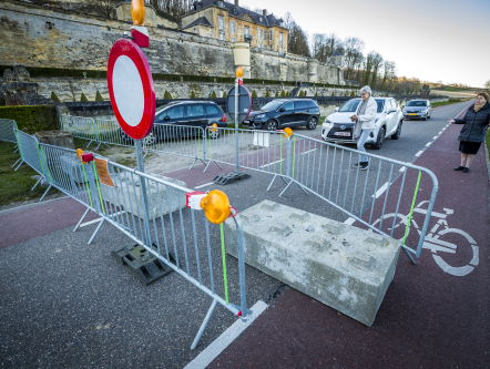België plaatst betonblokken bij de grens