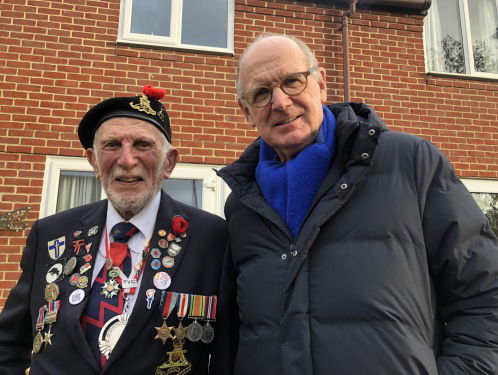 Philip Freriks op Corsica: de burgemeester heeft net mondkapjes gebracht