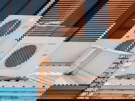 Iedereen aan de airco : "Pas eerder je gedrag aan"