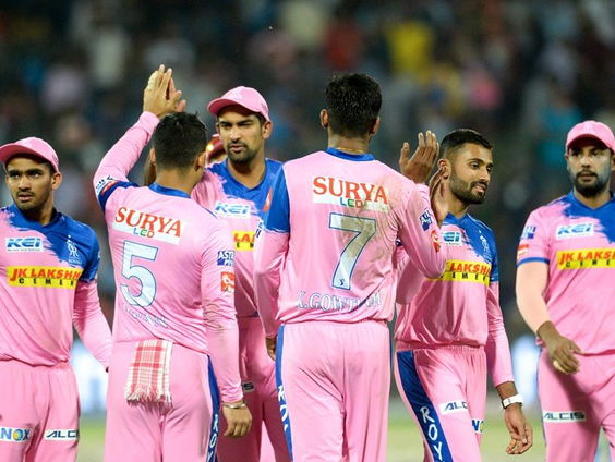 Maandverbandreclame op Indiaas cricket-tenue